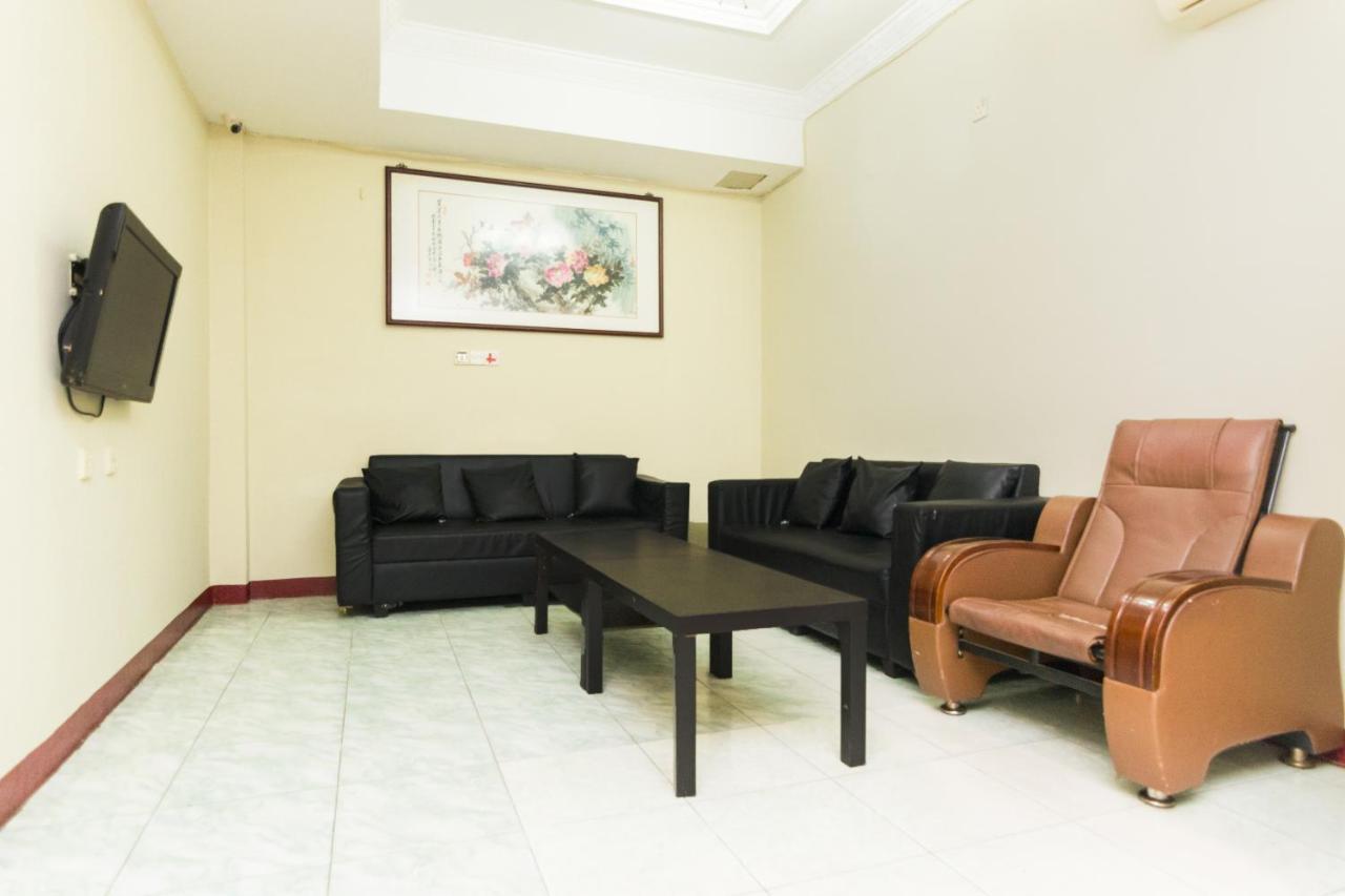 Vaccinated Staff - Oyo 1703 Terang Bintang Hotel Batam Exterior photo