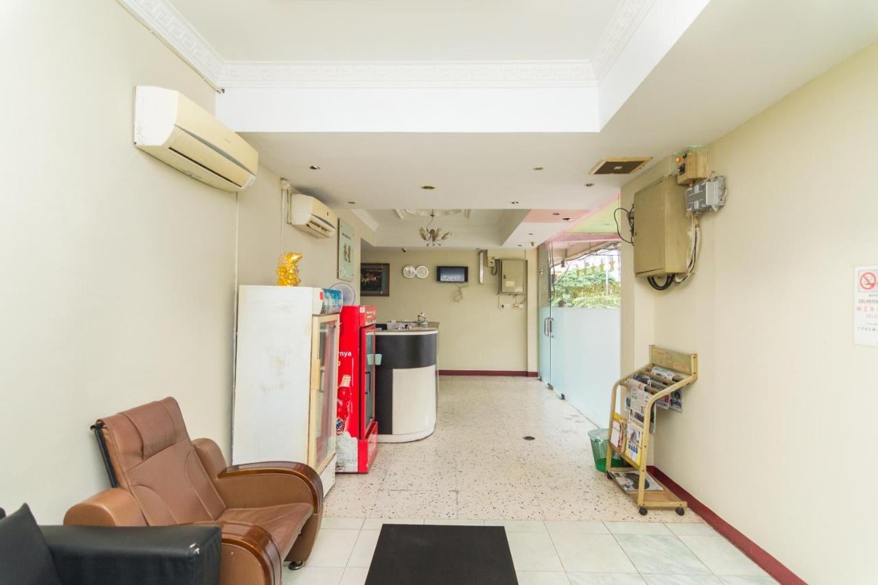 Vaccinated Staff - Oyo 1703 Terang Bintang Hotel Batam Exterior photo