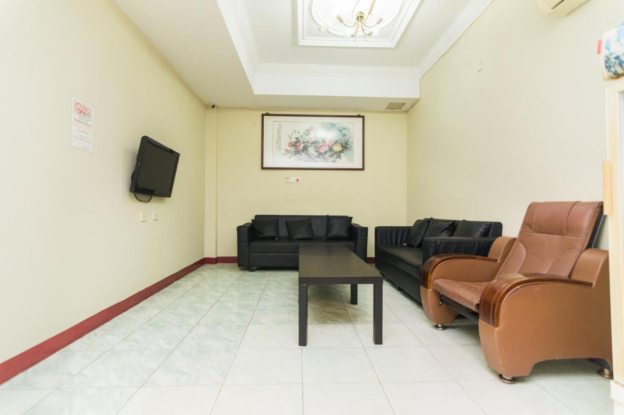 Vaccinated Staff - Oyo 1703 Terang Bintang Hotel Batam Exterior photo