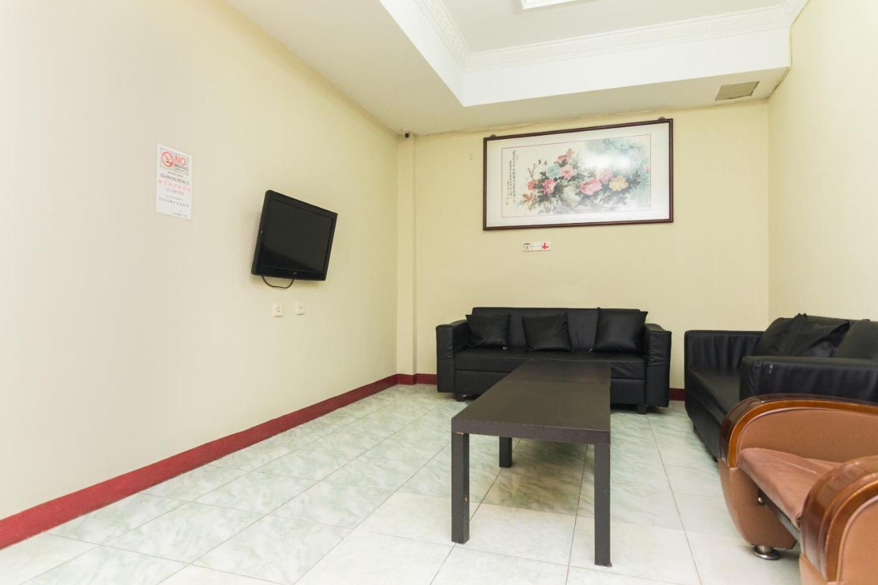 Vaccinated Staff - Oyo 1703 Terang Bintang Hotel Batam Exterior photo